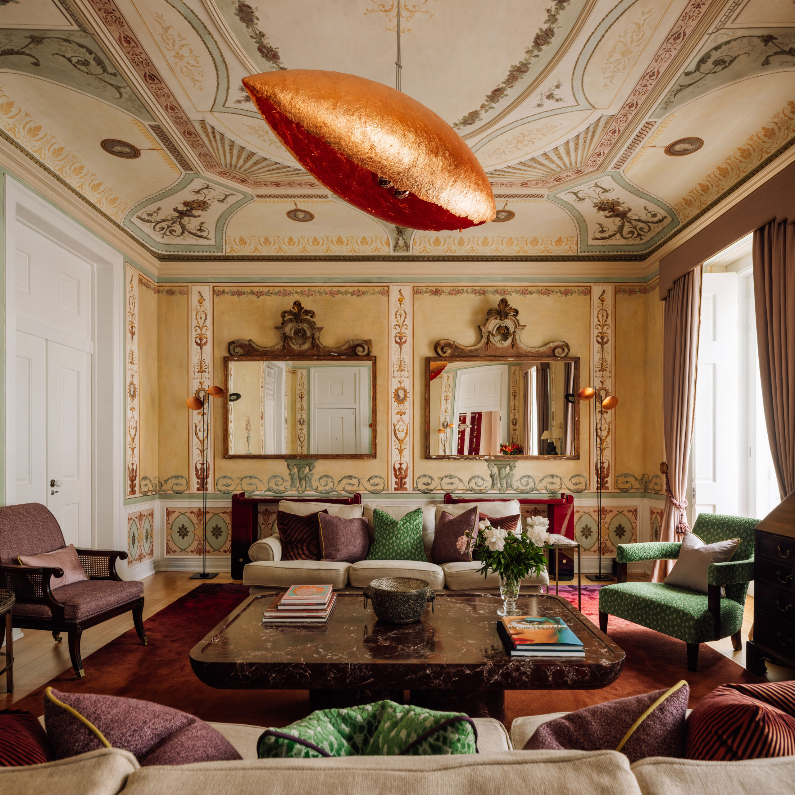Projeto de arquitetura e interiores em Lisboa, lapa. Iluminação decorativa, sofás com almofadas e mesa de centro de mármore.